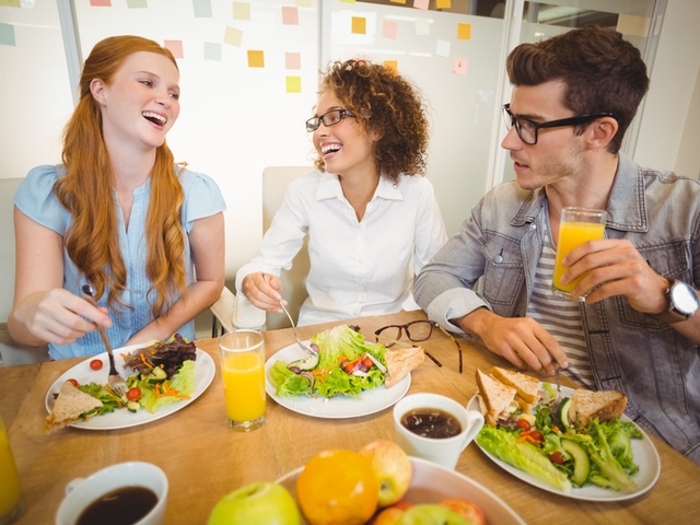 Mitarbeiter nehmen eine gesunde Mahlzeit zu sich