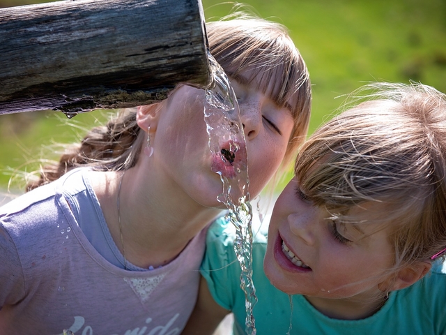 Mädchen trinken Wasser