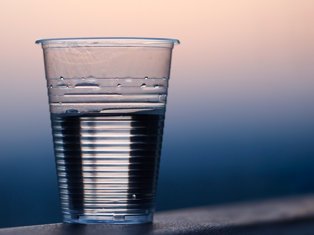 Der Trinkbecher aus Kunststoff Kunststoffbecher mit Wasser