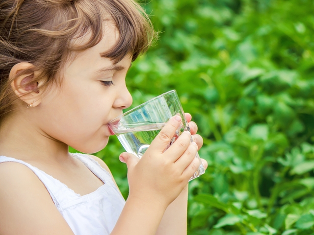 Mädchen mit einem Glas Wasser