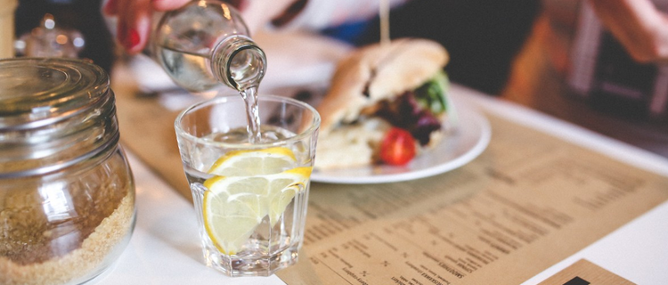 Darum lohnt sich ein Wasserspender für die Gastronomie