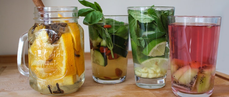 Infused Water: 4 erfrischende Rezepte